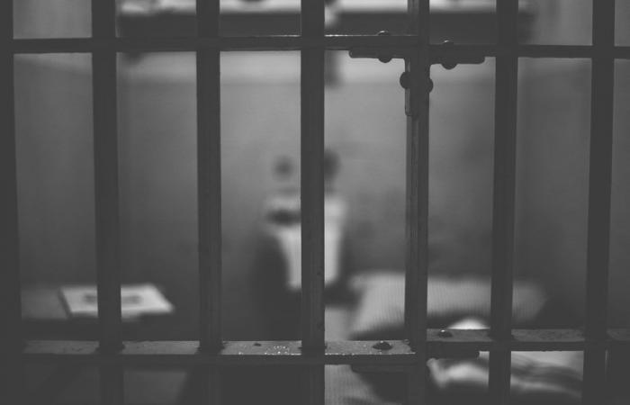 Un guardia penitenciario pillado en medio de un acto sexual con un recluso, el vídeo acaba en internet