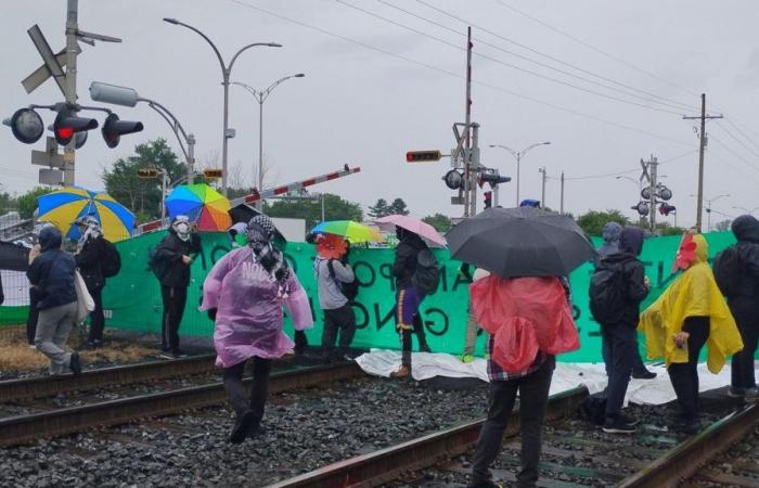 Activistas pro palestinos bloquean una línea ferroviaria en Saint-Bruno-de-Montarville