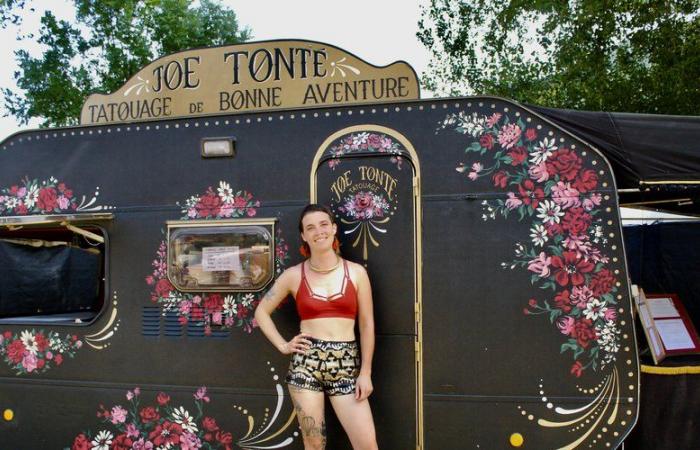 Natural Games: en su caravana, Joe Tonté tatua a los festivaleros de toda Francia