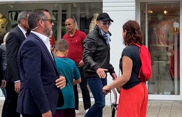 VIDEO. Chaqueta de cuero, gorra y gafas de sol, Macron con traje casual en Le Touquet