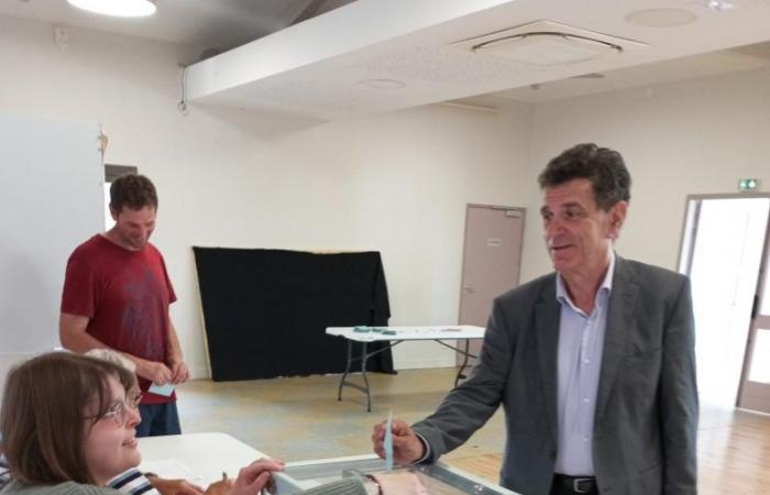 En la segunda circunscripción, Jean-Marie Lenzi se retira y votará por Christophe Courrègelongue.