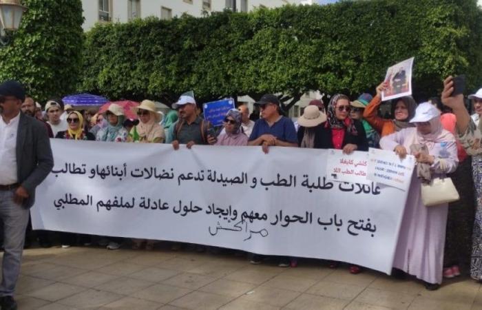 Sentada y marcha de indignación de los padres en Rabat