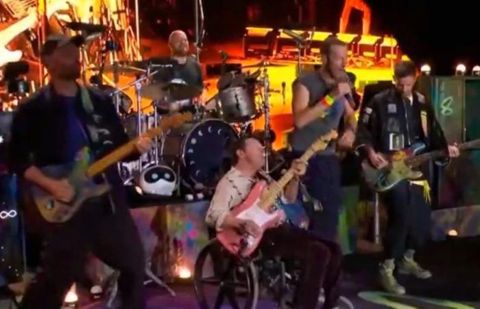 Michael J. Fox actúa en silla de ruedas con Coldplay en Glastonbury