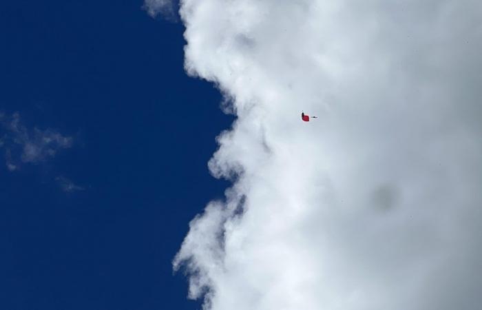 Los paracaidistas ofrecen un espectáculo en los cielos de Moose Jaw