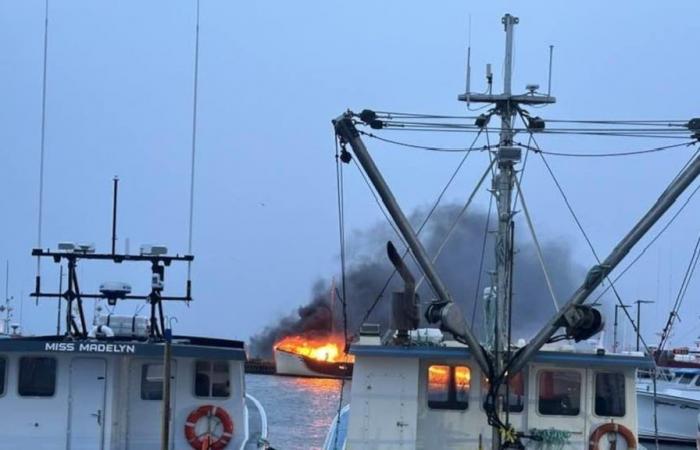 Cinco barcos pesqueros destruidos por las llamas en las Islas Magdalena