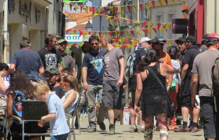 Los asistentes al festival Hellfest van al centro de Clisson, pero ya no es un tsunami