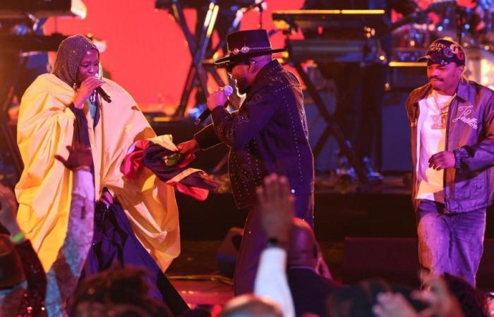 En los BET Awards, Lauryn Hill da un espectáculo invitando a Wyclef Jean y a su hijo YG Marley al escenario