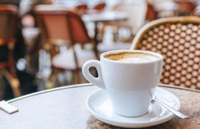 En Tiktok, los turistas estadounidenses quedan atónitos por los hábitos franceses en torno al café.