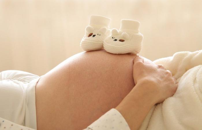 Se hace una prueba de embarazo sin darse cuenta que ya tiene 9 meses de embarazo y dará a luz en unas horas – Más Cerca