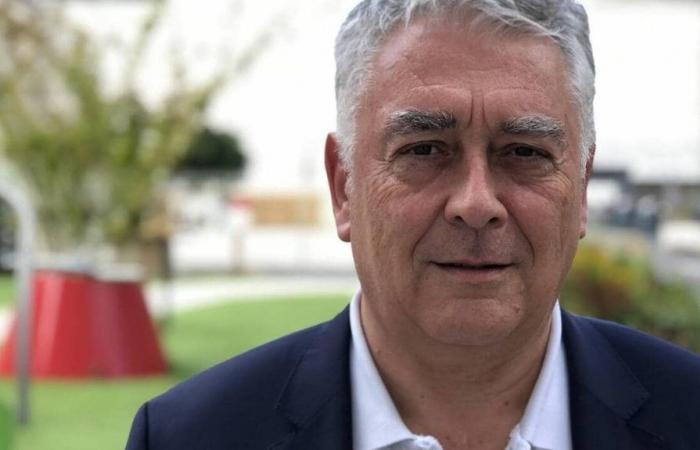 El alcalde de Cholet, Gilles Bourdouleix, retira su candidatura.
