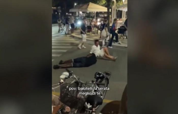 Borracho y tirado en la calle, Mario Balotelli reacciona a un polémico vídeo en Italia: “No veo el problema”