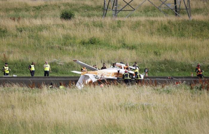 Un avión se estrella en la autopista A4, matando a tres personas