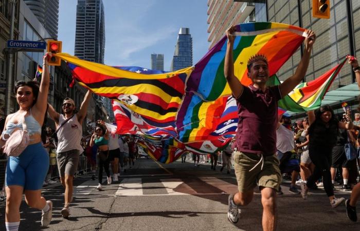 Miles de personas se reúnen en el centro de Toronto para el desfile del Orgullo