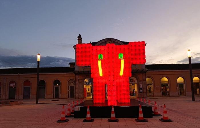 La artista visual Bibi posa un elefante rojo en Bourg-en-Bresse