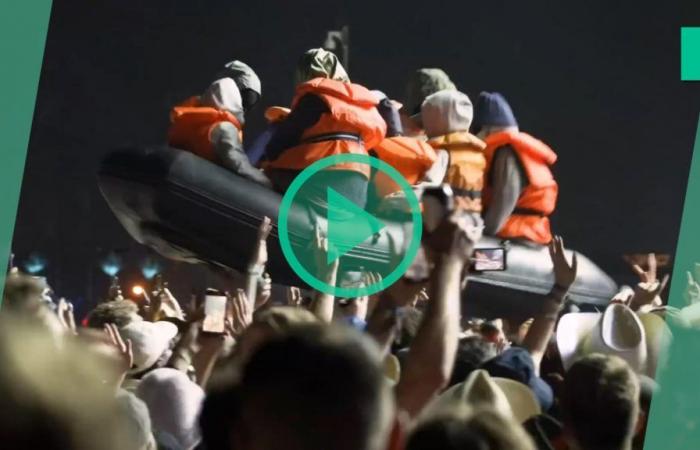 En Glastonbury, Banksy denuncia la difícil situación de los inmigrantes con un bote inflable durante el concierto de Idles