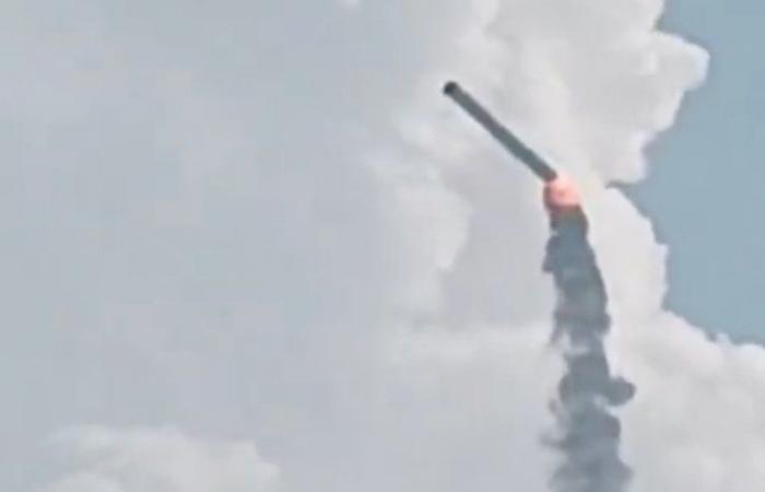 VÍDEOS. “La computadora de a bordo se apagó”: un cohete chino despega por error, explota en pleno vuelo y se estrella