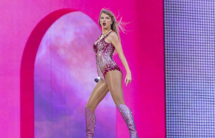 Taylor Swift rescatada en medio de un concierto, la cantante quedó pegada al suelo