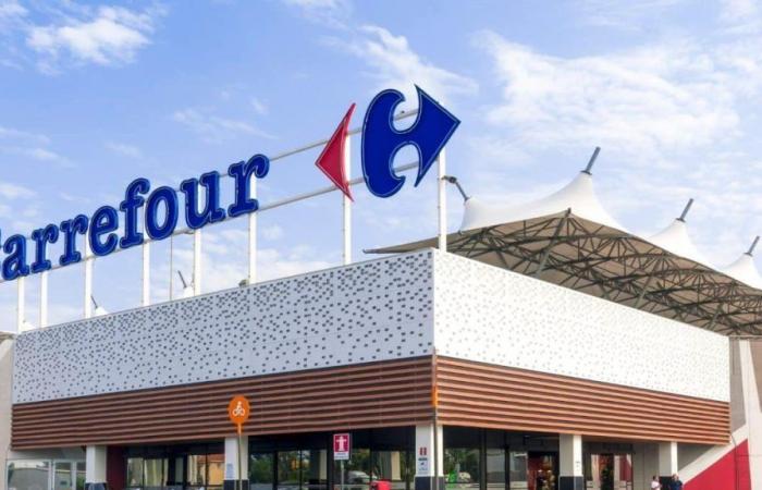 Carrefour saca una mesa de comedor para 4 en el jardín por menos de 25 euros