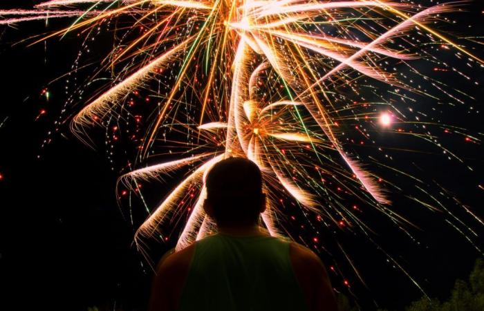 Fiesta nacional en Melun (77): Fuegos artificiales a orillas del Sena 13 de julio de 2024