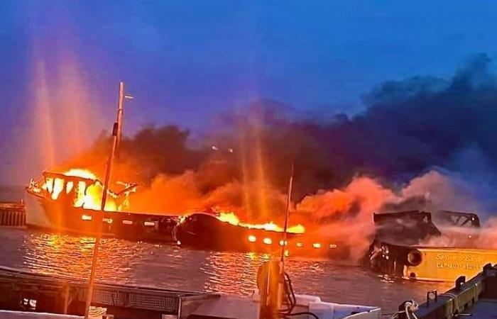 Cinco barcos langosteros destruidos por un incendio en las Islas Magdalena