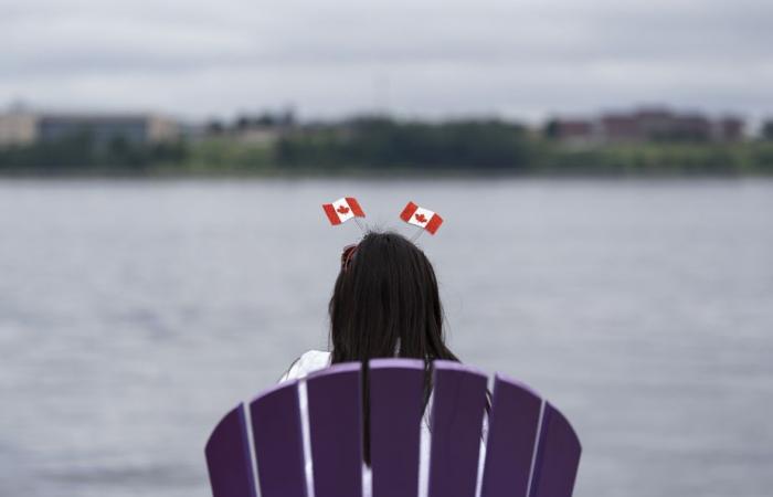 Día de Canadá | Jóvenes y mayores vestidos de rojo y blanco.