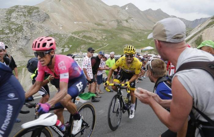 Los ciclistas abordan el Col du Galibier para la llegada del Tour a Francia en los Altos Alpes