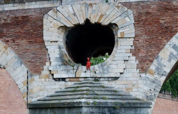 Toulouse: vandalizada hace unas semanas, la escultura “El niño con gorro de burro” encuentra su lugar en el Pont-Neuf
