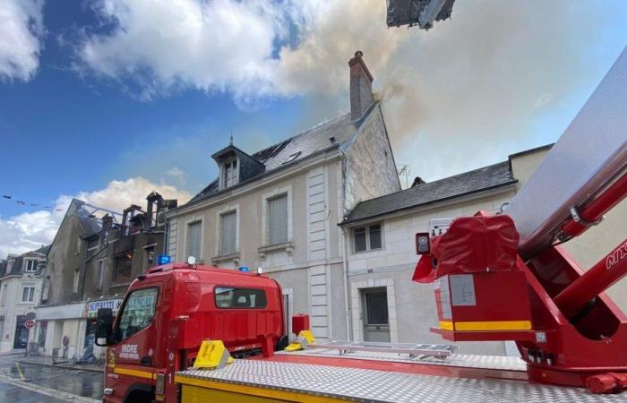 Valençay: edificios amenazan con derrumbarse tras un incendio, varias calles cortadas al tráfico
