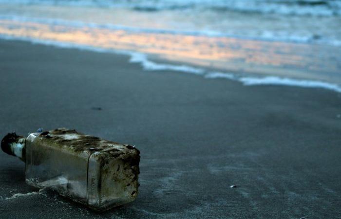 Abren botellas encontradas en el mar: cinco pescadores mueren tras beber el líquido desconocido que contenían