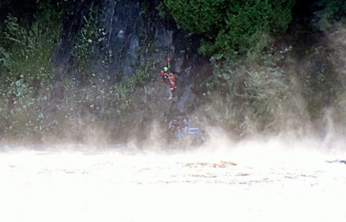 Espectacular rescate en helicóptero de tres kayakistas atrapados al pie de un acantilado en el río Saint-François – Vingt55