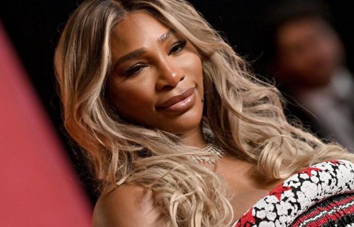 Serena Williams intenta ponerse por tercera vez su falda de Valentino