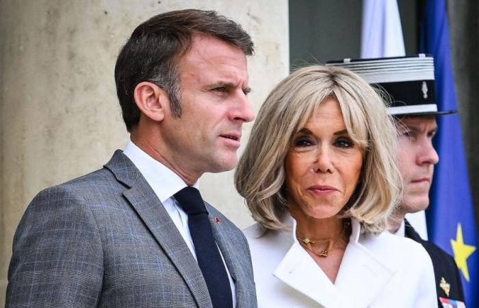 Brigitte Macron de incógnito con un look total denim en Le Touquet junto a Emmanuel Macron con jeans ajustados, chaqueta de cuero y gorra