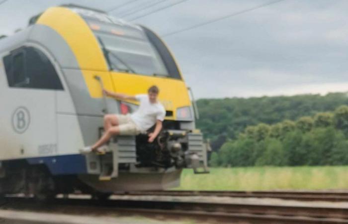 Escena surrealista en la provincia de Lieja: un adolescente se aferra a la parte trasera de un tren en marcha