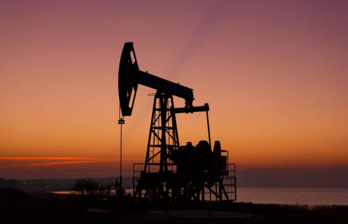Los precios del petróleo alcanzan su máximo en dos meses en medio del conflicto entre Israel y Hezbollah y la reducción del suministro de la OPEP