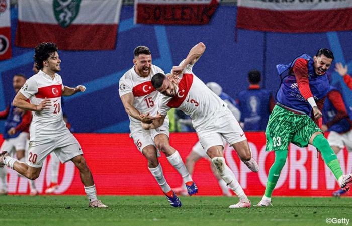 Tras un intenso partido ante Austria, Turquía alcanzó los octavos de final gracias a un doblete de Demiral y una parada mundial en el último minuto