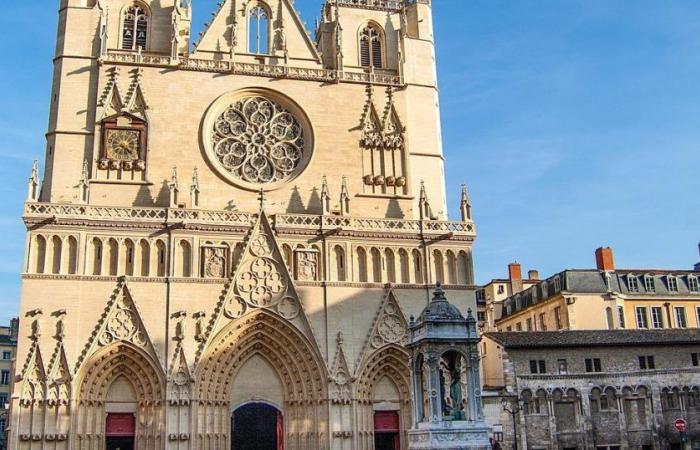 Atrapado con la mano de un turista en un bolso, un carterista arrestado en la catedral de Saint-Jean