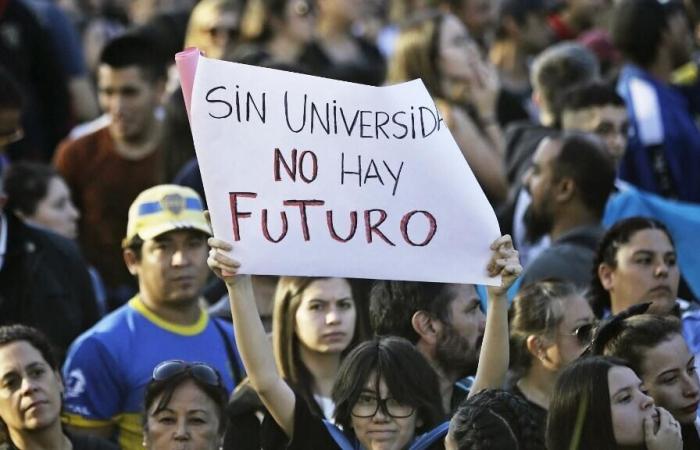 En
      Argentina,
      los
      docentes
      se
      manifiestan
      asfixiados
      por
      el
      ajuste
      presupuestal