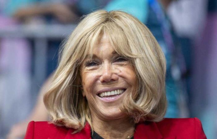 Brigitte
      Macron
      adopta
      la
      pieza
      clave
      de
      moda
      del
      otoño
      para
      su
      look
      de
      vuelta
      al
      cole