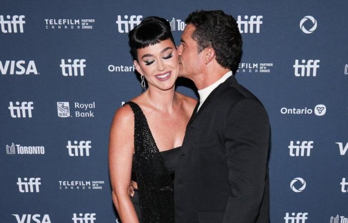 Katy
      Perry
      y
      Orlando
      Bloom,
      la
      pareja
      en
      Toronto
      con
      atuendos
      iguales