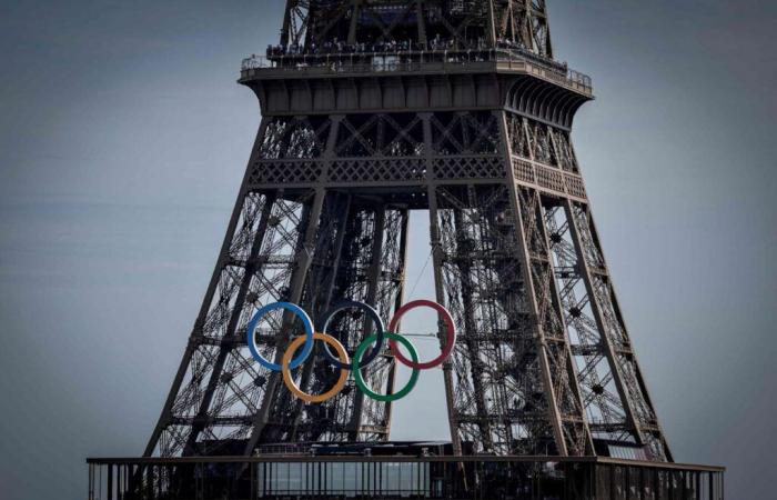 Los
      anillos
      olímpicos
      permanecerán
      en
      la
      Torre
      Eiffel
      al
      menos
      hasta
      2028,
      dice
      Anne
      Hidalgo