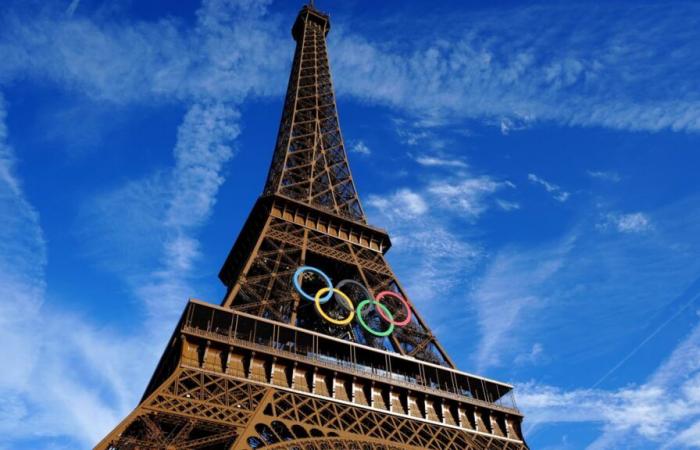 Anne
      Hidalgo
      quiere
      mantener
      los
      anillos
      olímpicos
      en
      la
      Torre
      Eiffel
      al
      menos
      hasta
      2028