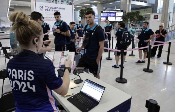 En
      el
      aeropuerto
      de
      Roissy-Charles-de-Gaulle,
      los
      empleados
      del
      comité
      organizador
      en
      huelga