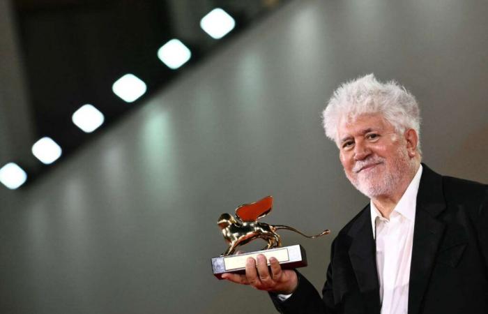 Pedro
      Almodóvar
      gana
      el
      León
      de
      Oro
      en
      el
      Festival
      de
      Venecia
      por
      'La
      habitación
      de
      al
      lado'