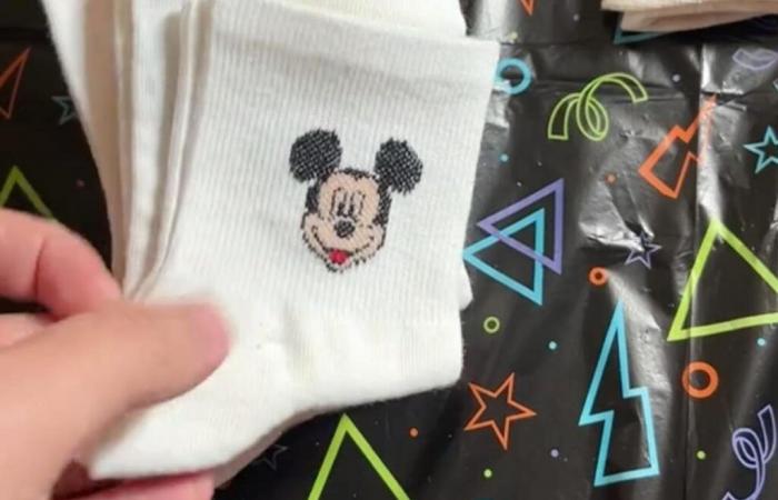 Estos
      padres
      compran
      calcetines
      de
      Disney
      en
      Temu
      y
      lo
      que
      descubren
      los
      deja
      sin
      palabras