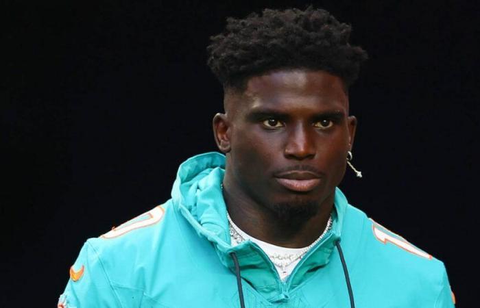 Tyreek
      Hill,
      jugador
      de
      los
      Miami
      Dolphins,
      detenido
      por
      la
      policía
      antes
      de
      un
      partido
      de
      la
      NFL