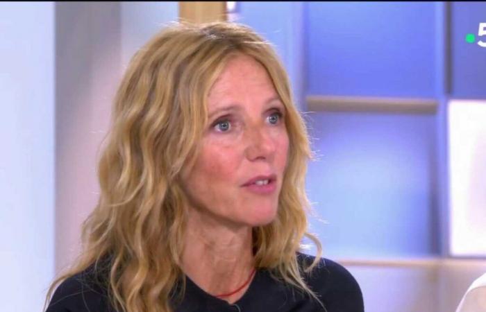 Sandrine
      Kiberlain
      se
      golpea
      el
      puño
      en
      el
      plató
      de
      “C
      l'hebdo”