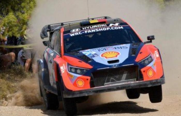 Neuville
      se
      mantiene
      firme
      en
      cabeza,
      Ogier
      se
      acerca
      a
      Sordo