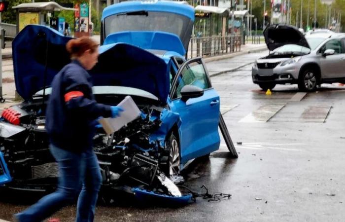 Grenoble:
      Un
      hombre
      gravemente
      herido
      por
      balas
      tras
      un
      accidente,
      su
      vida
      corre
      peligro