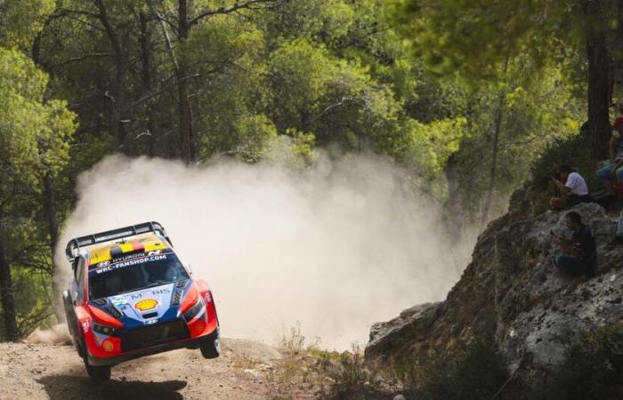 Neuville
      vuelve
      a
      la
      victoria
      en
      Grecia
      y
      se
      acerca
      al
      título
      del
      WRC,
      Ogier
      se
      impone