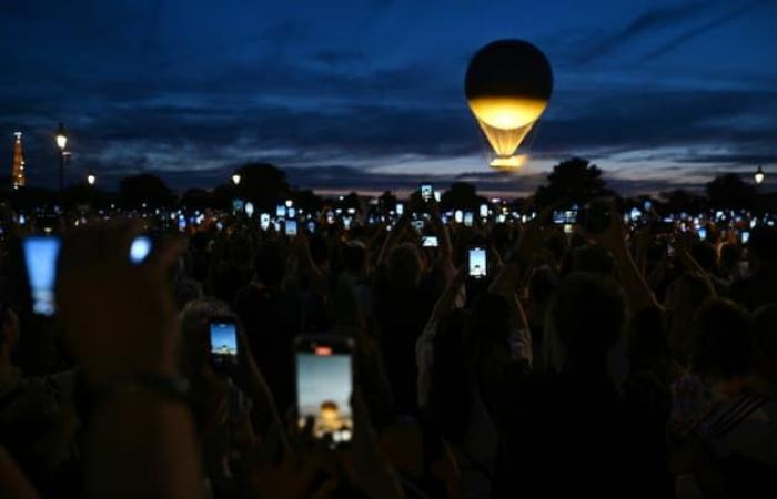 Los
      parisinos
      y
      los
      turistas
      disfrutaron
      por
      última
      vez
      del
      vuelo
      del
      pebetero
      olímpico